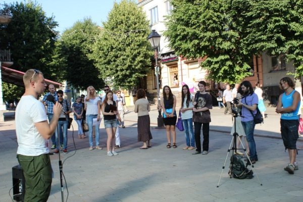 Луцькі поети вийшли на площу з власною «зброєю». ФОТО