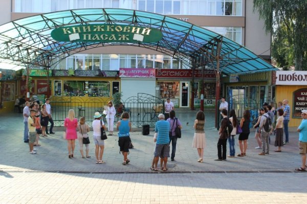 Луцькі поети вийшли на площу з власною «зброєю». ФОТО