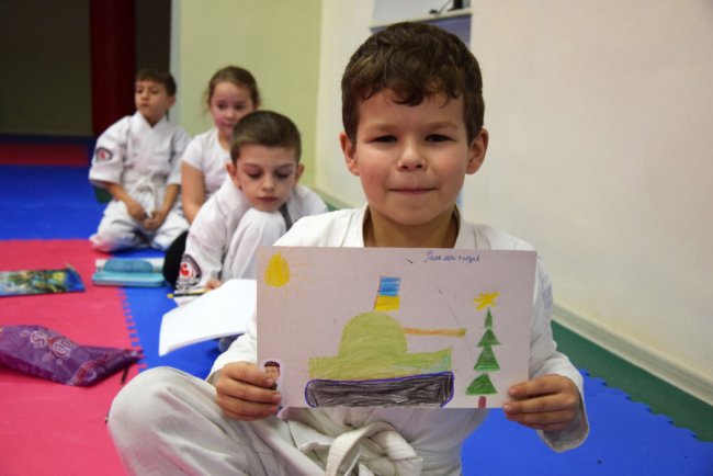 Юні каратисти з Луцька передали новорічні подарунки воїнам у Бахмут