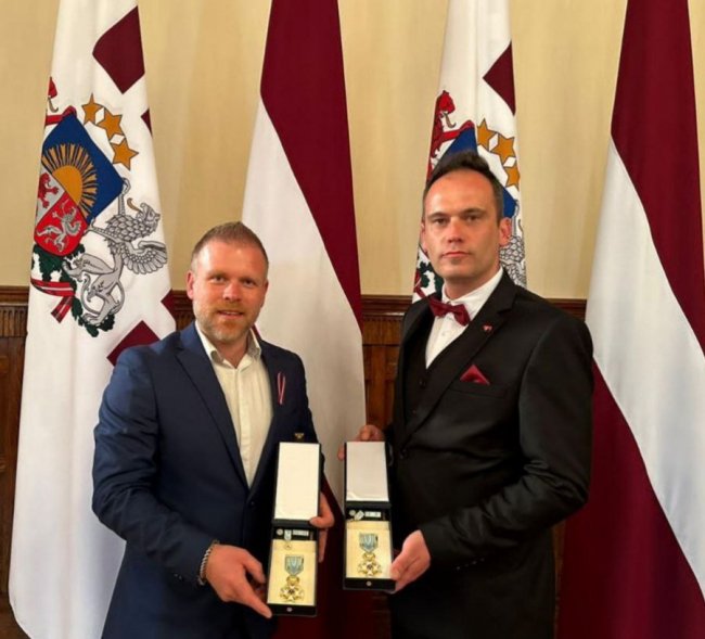 Прапор волинської бригади волонтери передали президенту Латвії. ФОТО