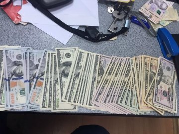 Стало відомо, працівників якого сервісного центру затримали на хабарі