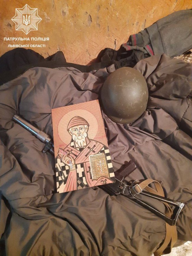 Поліцейський, що малює ікони: Роман Хмеляр з Волині відкрив персональну виставку на Закарпатті