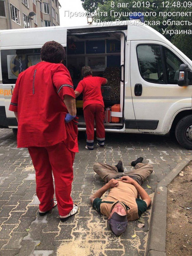 На одній із вулиць Луцька знайшли непритомного чоловіка. ФОТО