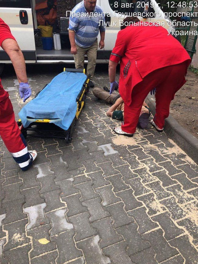 На одній із вулиць Луцька знайшли непритомного чоловіка. ФОТО