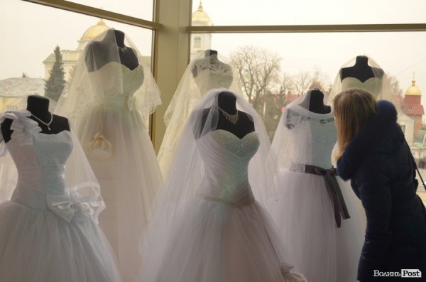 У Луцьку показали «весілля по-новому». ФОТО