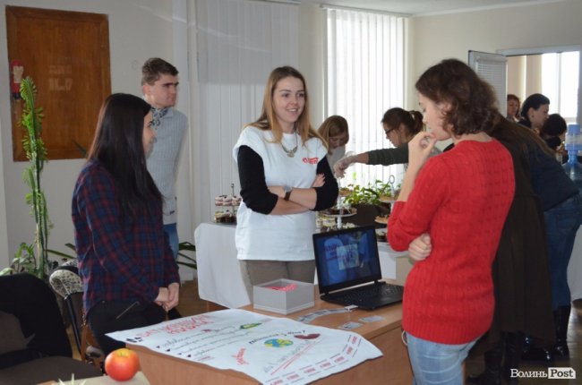 Пластилін, поп-корн та ЗавтраMan: як у Луцьку «продавали» громадські організації