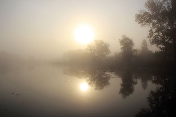 Схід сонця на озері