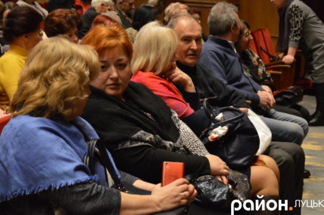 Луцьким пенсіонерам безкоштовно показали виставу «Циганка Аза». ФОТО