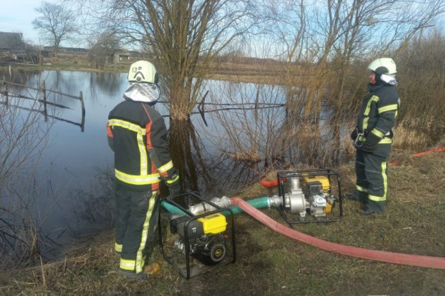 На Волині з підтоплених дворів за день викачали понад дві тисячі кубометрів води