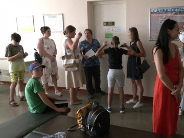 У дитячій поліклініці в Луцьку – черги на медогляд. ВІДЕО