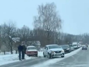 У Рованцях зіткнулись дві автівки, рух – ускладнений. ВІДЕО