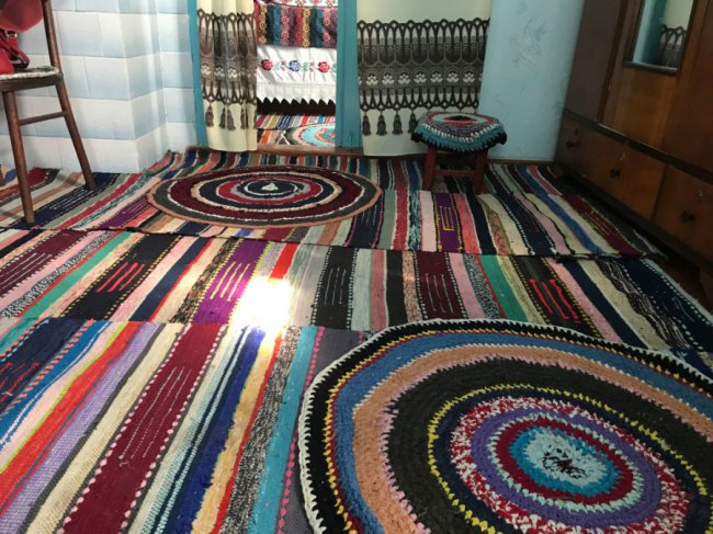 Автентичні домоткані шедеври: як волинська майстриня  виготовляє популярні килимки