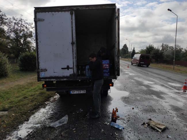 На Волині бус влетів у вантажівку з продуктами. ФОТО