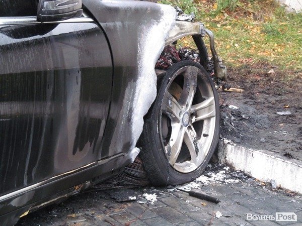 У Луцьку вночі згорів елітний «Мерс». ФОТО