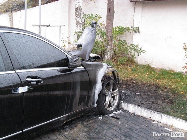 У Луцьку вночі згорів елітний «Мерс». ФОТО