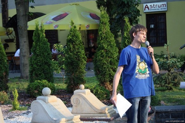 У центрі Луцька читали вірші. ФОТО