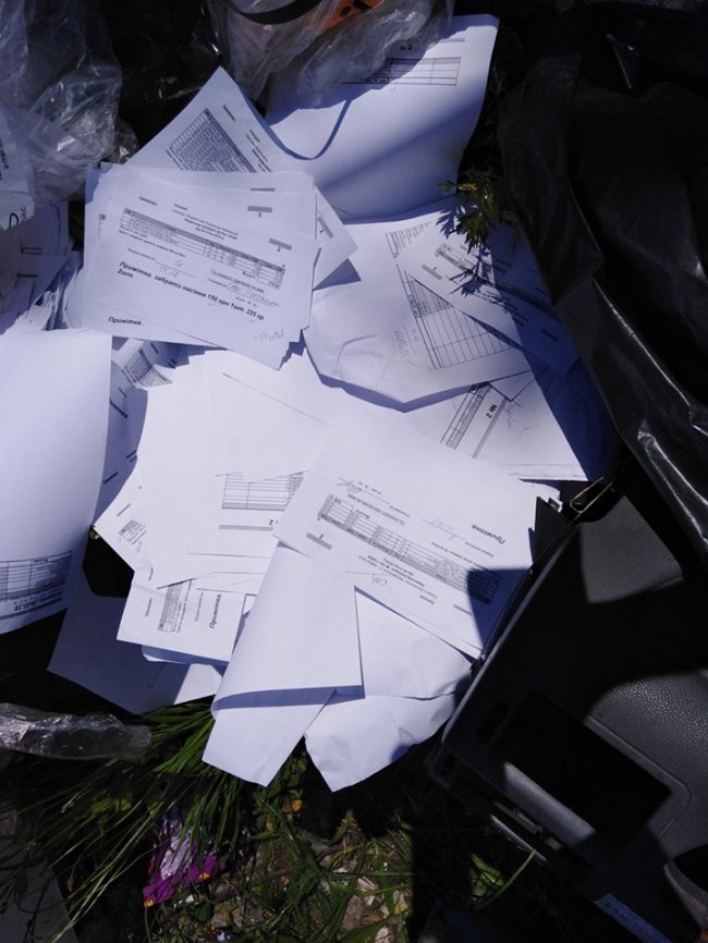 На Волині підприємець викинув у лісі величезну купу сміття, – соцмережі