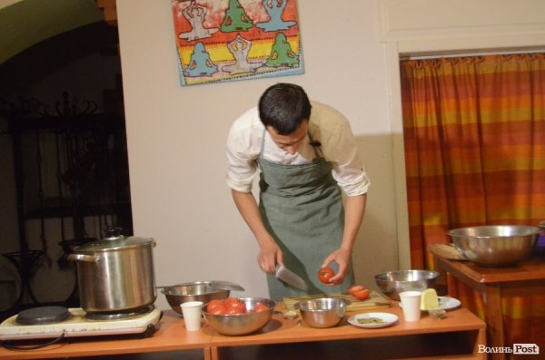 У Луцьку Любко Дереш готував ведичну їжу.ФОТО