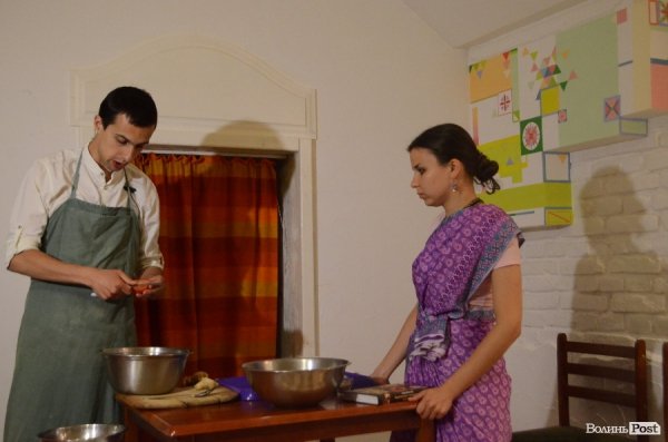 У Луцьку Любко Дереш готував ведичну їжу.ФОТО