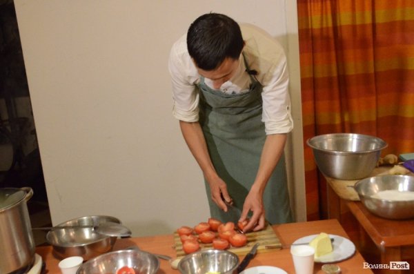 У Луцьку Любко Дереш готував ведичну їжу.ФОТО