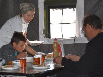 Військові волинської бригади розгорнули їдальню, де годують постраждалих від пожежі на Сході. ФОТО