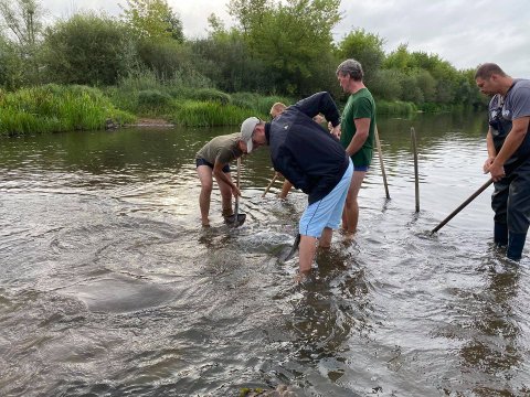 Із дна річки на Рівненщині підняли стародавній човен-довбанку. ФОТО