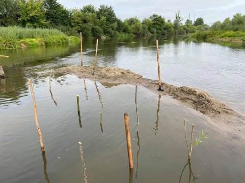 Із дна річки на Рівненщині підняли стародавній човен-довбанку. ФОТО
