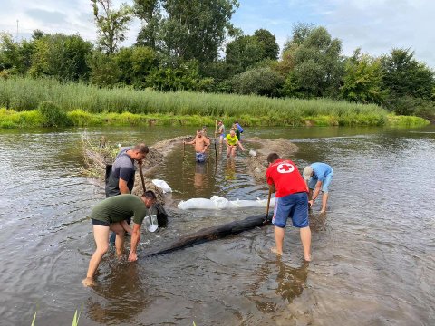 Із дна річки на Рівненщині підняли стародавній човен-довбанку. ФОТО