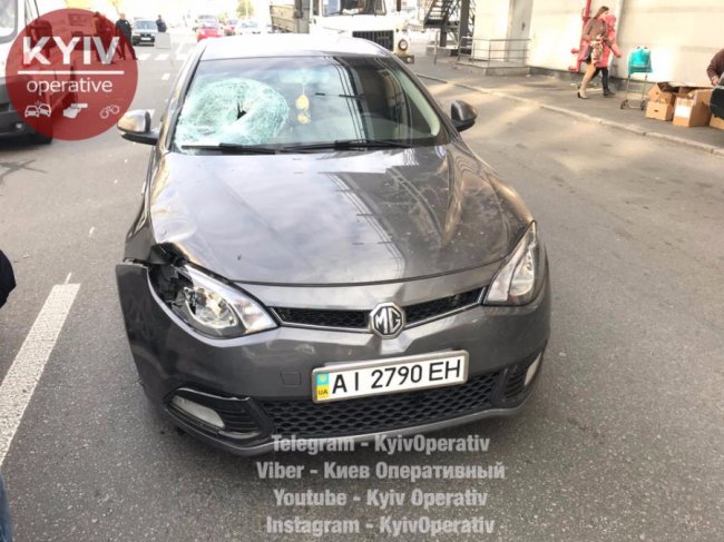 У Києві на переході на смерть збили молоду  жінку