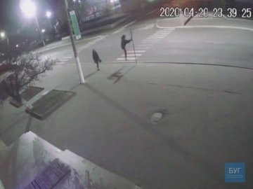 У Нововолинську молодик хизуючись зламав дорожній знак. ВІДЕО