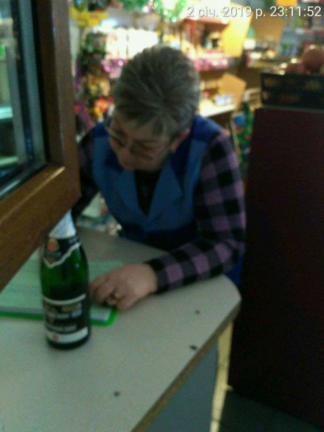 Попри заборону, луцькі магазини продовжують продавати алкоголь вночі. ФОТО