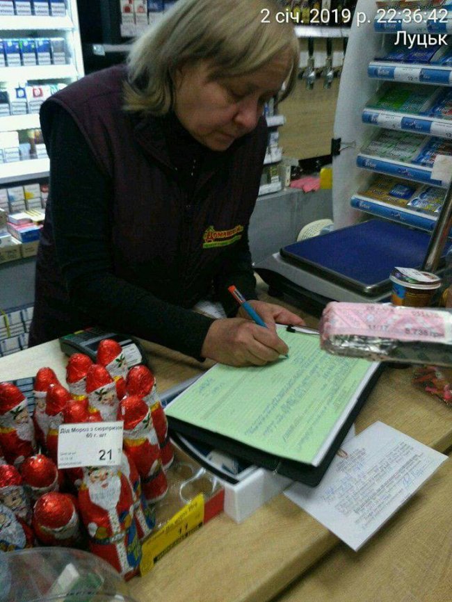 Попри заборону, луцькі магазини продовжують продавати алкоголь вночі. ФОТО