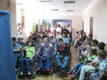 У Луцьку хочуть дітей-інвалідів у візках пересадити за парти