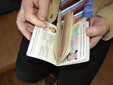 За «липовий» закордонний паспорт чоловік віддав 1500 гривень