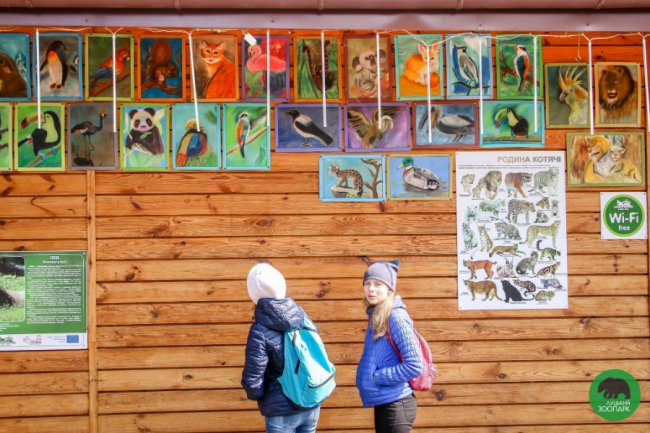 Юні луцькі художники презентували виставку робіт у луцькому зоопарку. ФОТО