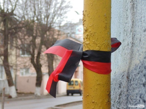 Луцьк розмалювали написами «Бандера – герой» і «Кривавого міністра геть». ФОТО