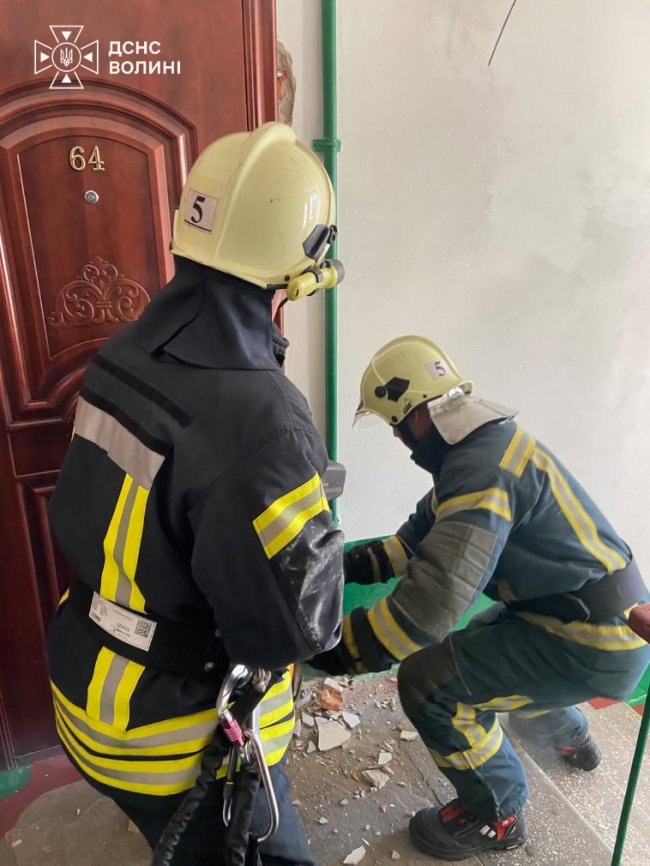 На Волині рятувальники визволяли із зачинених квартир жінок похилого віку. ФОТО