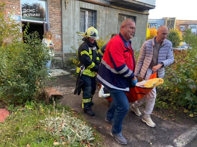 На Волині рятувальники визволяли із зачинених квартир жінок похилого віку. ФОТО