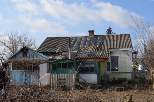 Без спецодягу та техніки: волинський рятувальник витягнув з пожежі стареньку односельчанку. ФОТО