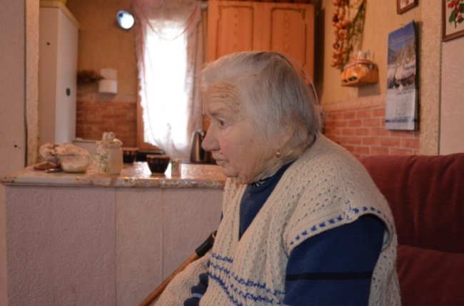 Без спецодягу та техніки: волинський рятувальник витягнув з пожежі стареньку односельчанку. ФОТО