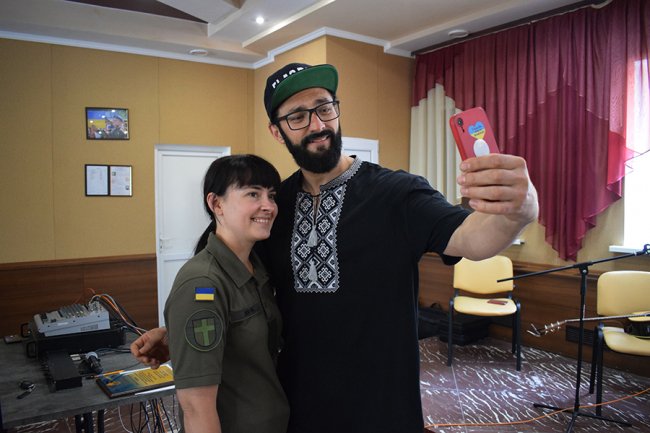 До луцьких нацгвардійців із концертом та ексклюзивним призом приїхав співак. ФОТО