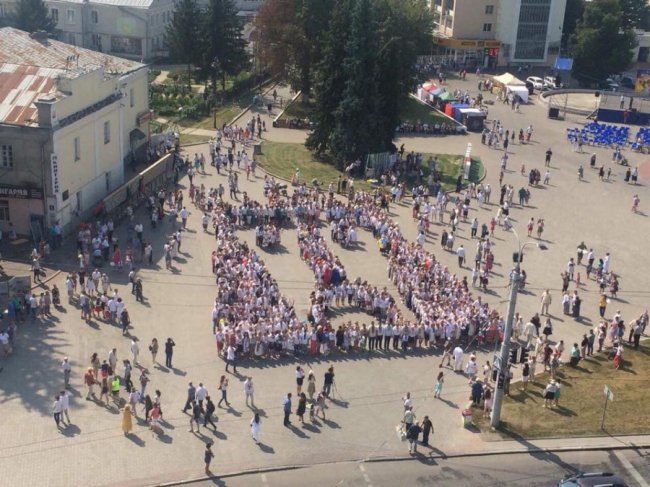 Лучани у вишиванках утворили велетенську вежу замку Любарта. ФОТО