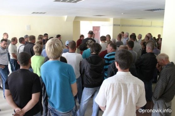 Нововолинські шахтарі хочуть перекрити трасу. ФОТО