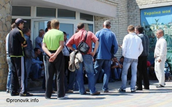 Нововолинські шахтарі хочуть перекрити трасу. ФОТО