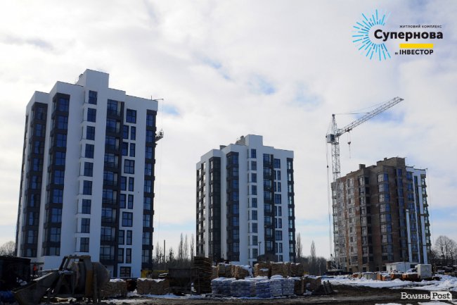 Зліва направо: третій, другий та перший будинки