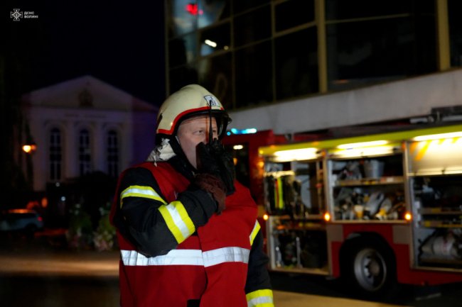 Пожежа у драмтеатрі: у Луцьку відбулися навчання рятувальників. ВІДЕО