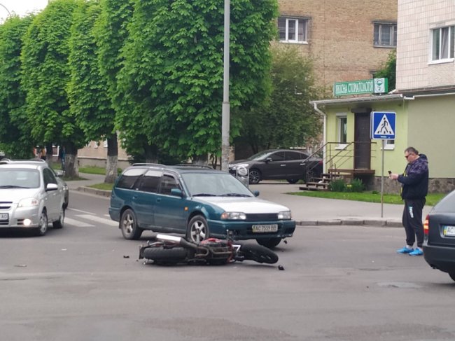 У Луцьку мотоцикл зіткнувся з легковиком. ФОТО