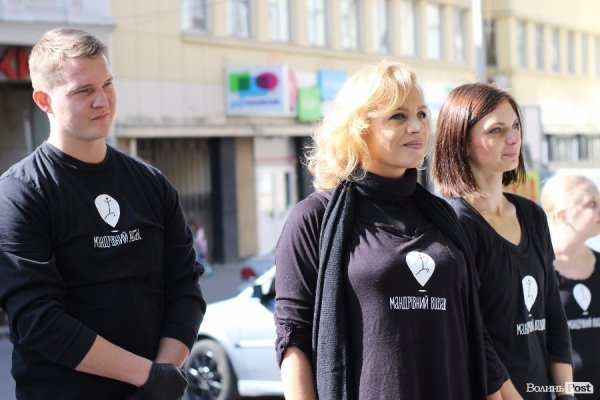 «Мандрівний вішак» у Луцьку епатував, дивував та змушував задуматись. ФОТО