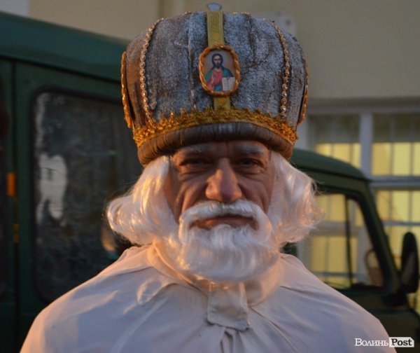 У Луцьку засвітили головні ялинки міста. ФОТО 