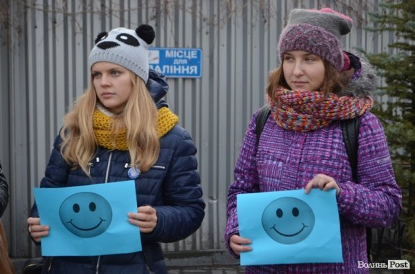 У Луцьку консульству Польщі подарували усмішки. ФОТО